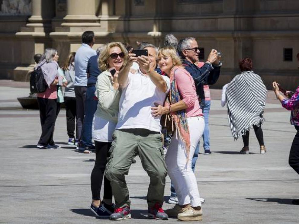 Turistas en la plaza del Pilar de Zaragoza