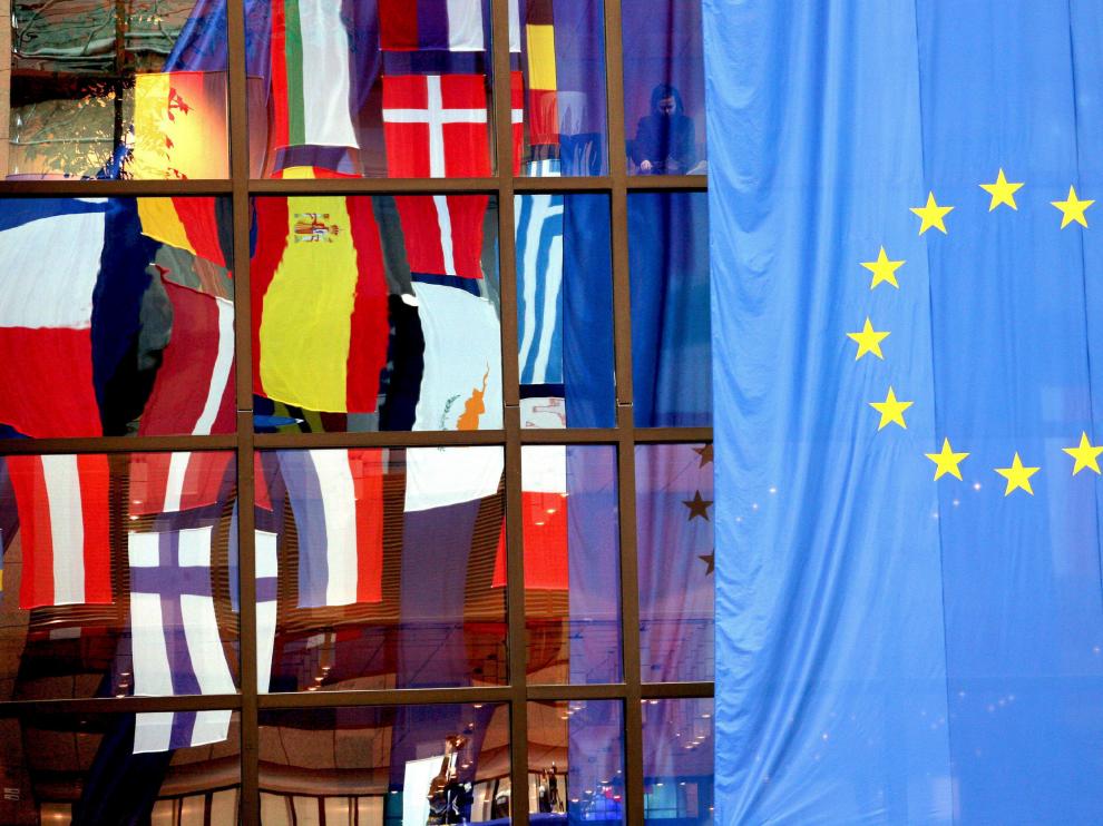 La bandera de la UE, y las de varios Estados miembros, ondean en Bruselas.
