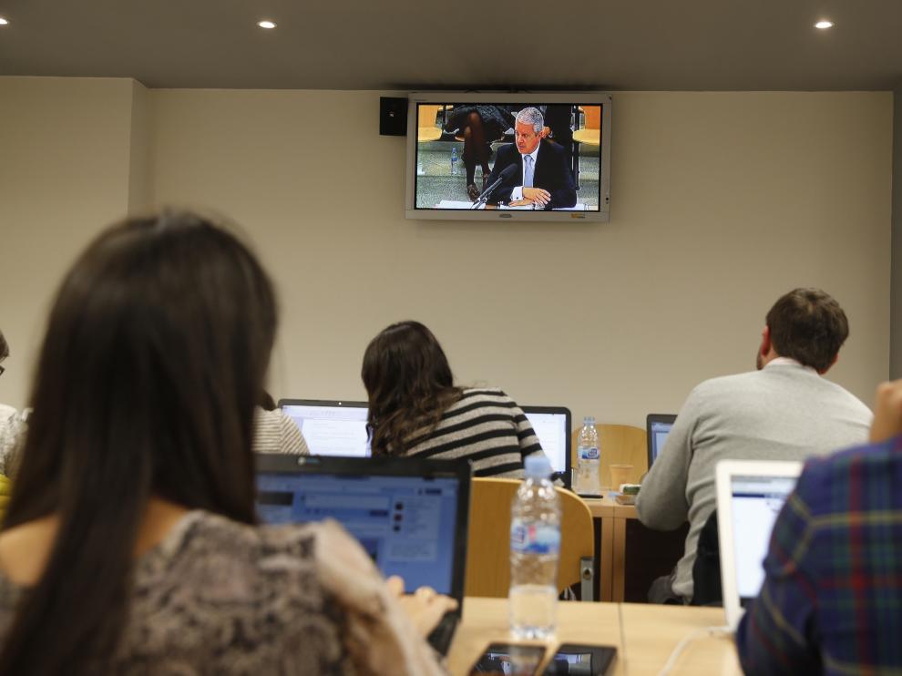 Los periodistas siguen la declaración de Crespo a través de una pantalla.