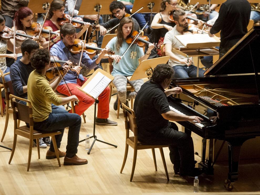 Arcadi Volodos, este martes, durante un ensayo con la Sinfónica Goya.