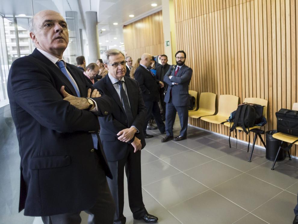 Los acusados, Tomás García Montes, Ramón Marrero y Javier Alfaro, en la Audiencia de Zaragoza.
