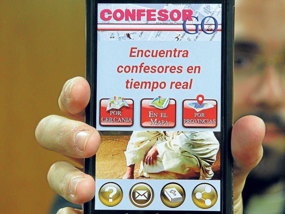 Rubén Tejedor muestra la aplicación para hallar un confesor en Soria.