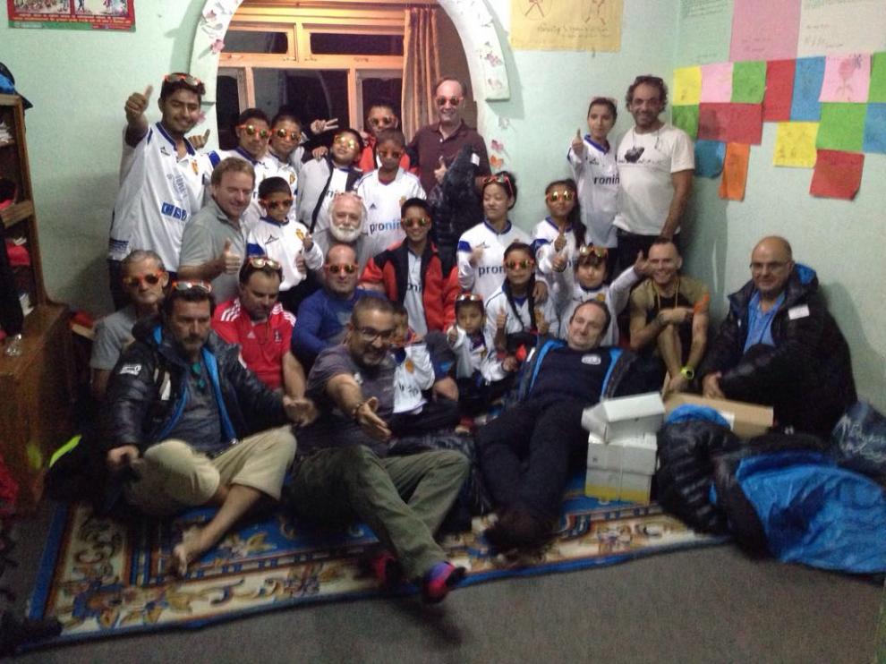 Un grupo de empresarios solidarios ha comenzado un viaje solidario a Nepal.