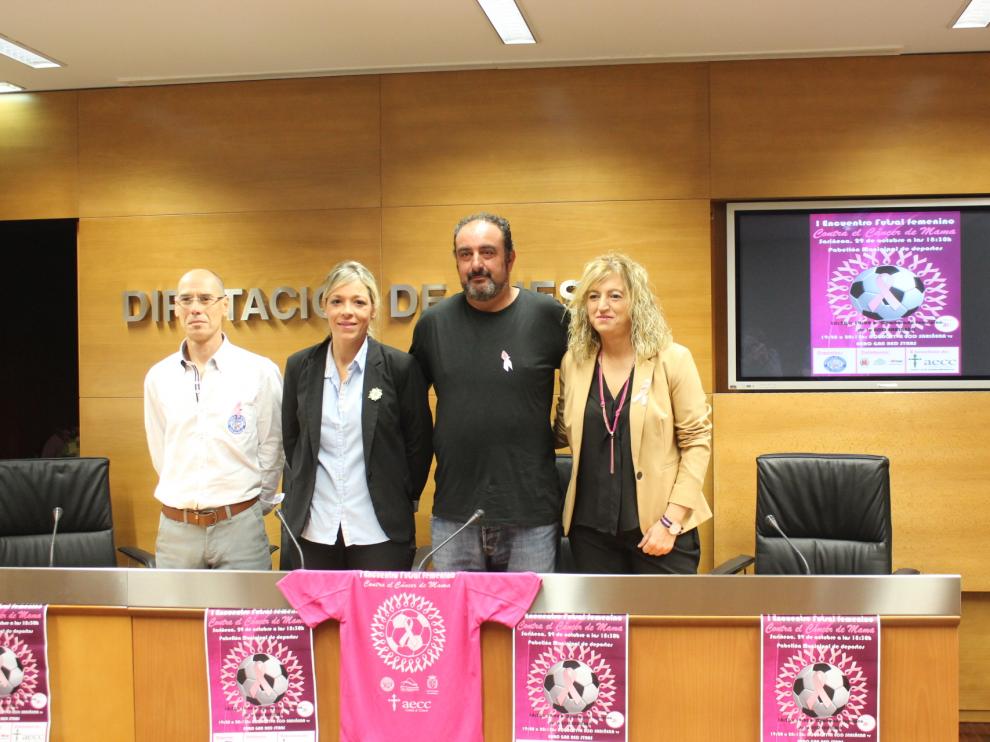 Enrique Martínez, director de la Escuela de Fútbol Sala de Sariñena; Judith Budios, presidenta de la Comarca de Los Monegros; Enrique Martínez, concejal de Deportes de Sariñena, y Susana Molina, presidenta de la AECC Sariñena.