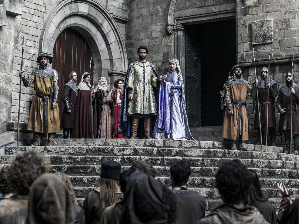 Aitor Luna y Silvia Abascal, en el rodaje de 'La catedral del mar' en la plaza del Rey barcelonesa.