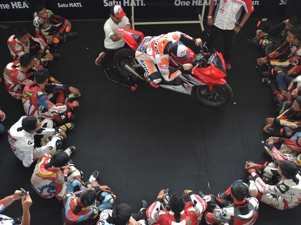 Márquez durante su encuentro con jóvenes pilotos de la Astra Honda Racing School Indonesia.