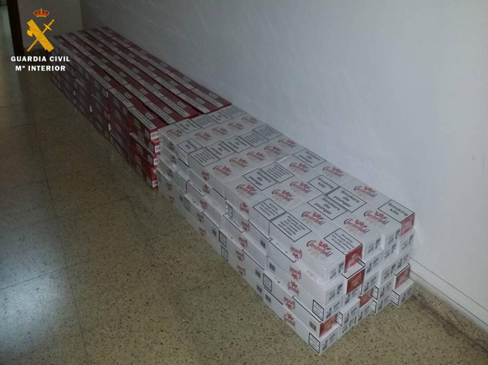 Los agentes inspeccionaron el vehículo y comprobaron que en el interior del maletero había cinco bolsas con tabaco.