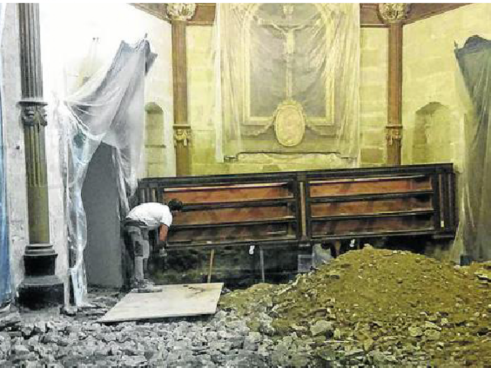Obras de saneamiento del suelo de una de las sacristías de la catedral de Huesca.