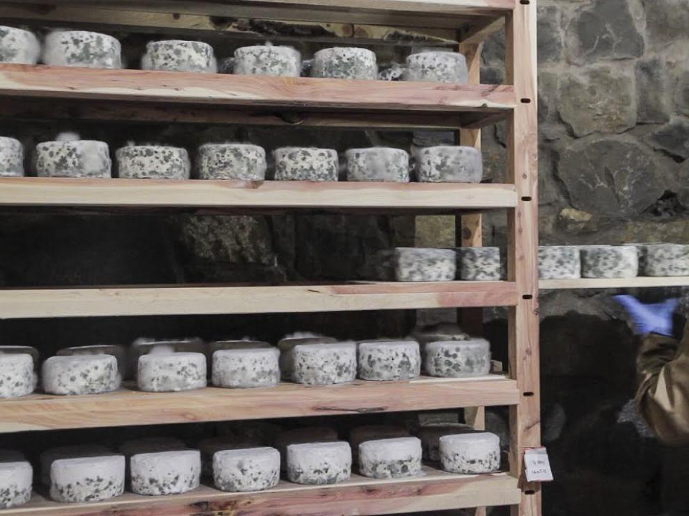La cueva en la que se elabora el queso premiado en Biescas.