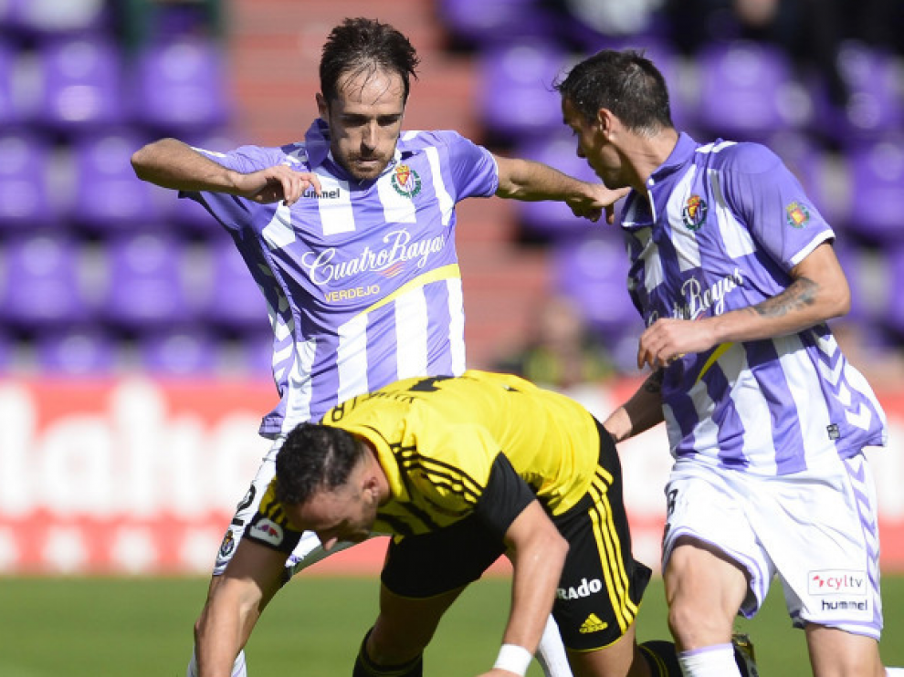 Jordi Xumetra cae al césped de Zorrilla en una disputa con dos futbolistas del Valladolid el pasado domingo por la mañana.