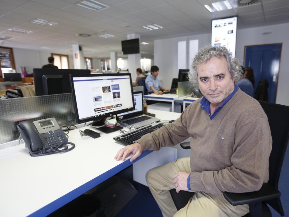 Ildefonso Falcones visita la redacción de Heraldo.es
