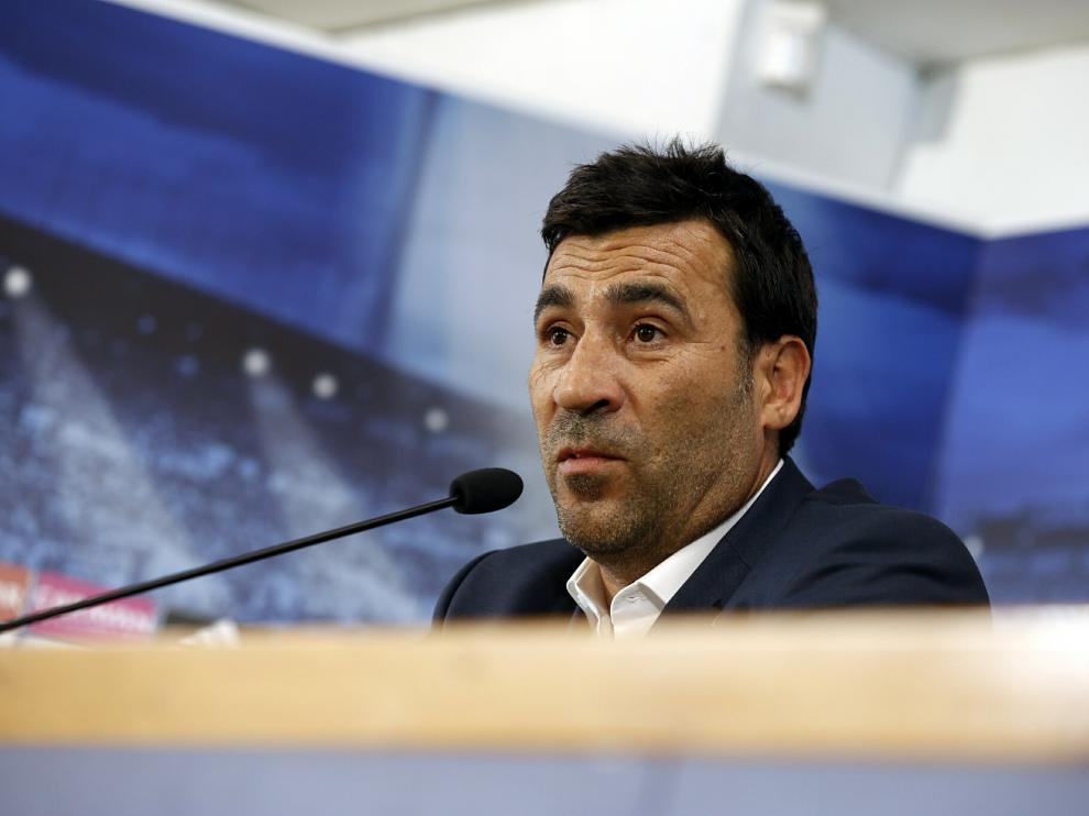 Raúl Agné, nuevo entrenador del Real Zaragoza, en su presentación en La Romareda este miércoles.