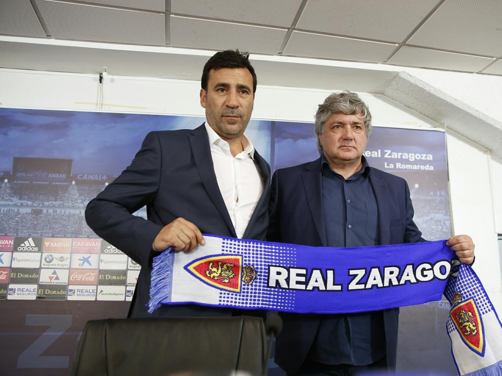 Raúl Agné, nuevo entrenador del Real Zaragoza, en su presentación junto al director deportivo, Narciso Juliá.