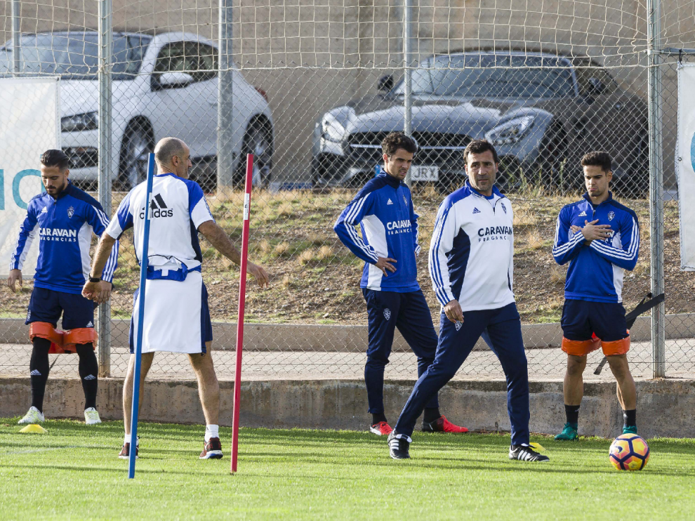 Raúl Agné, junto al equipo en el arranque del primer entrenamiento. A la izda., su preparador físico, Toni Masferrer.