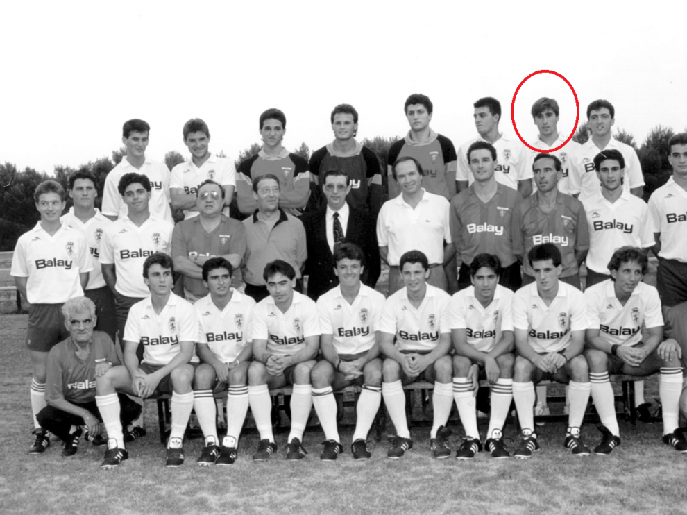 Foto de equipo del Deportivo Aragón al inicio de la temporada 1990-91. Agné está marcado con un círculo rojo arriba a la derecha.