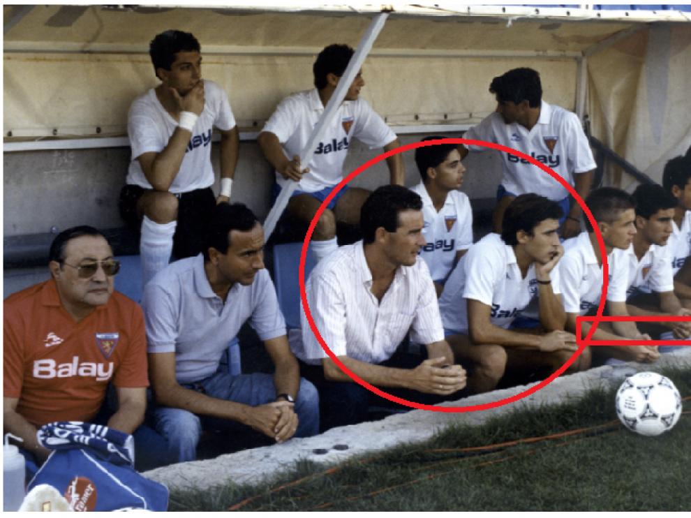 Imagen de un partido del Deportivo Aragón, filial del Real Zaragoza, en La Romareda en 1990. En el banquillo, su entrenador, Víctor Fernández. A su lado, el primer suplente sentado pierna con pierna es Raúl Agné, el nuevo técnico zaragocista.