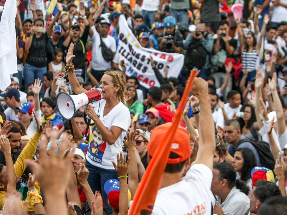 Lilian Tintori, esposa del opositor Leopoldo López, en la marcha de Caracas.