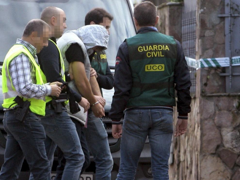 Patrick Nogueira a su llegada al chalet de la localidad guadalajareña donde aparecieron muertos sus tíos y los hijos de estos.