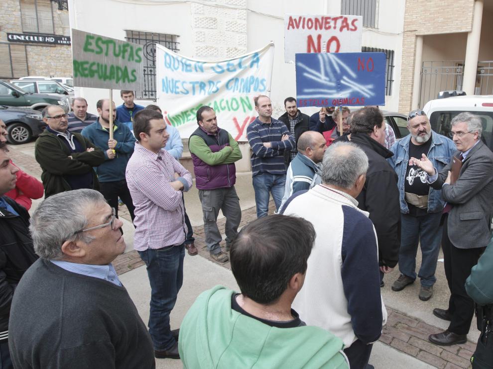 El consejero Joaquín Olona -a la derecha- conversa con la plataforma de afectados a las puertas del Ayuntamiento de Tornos