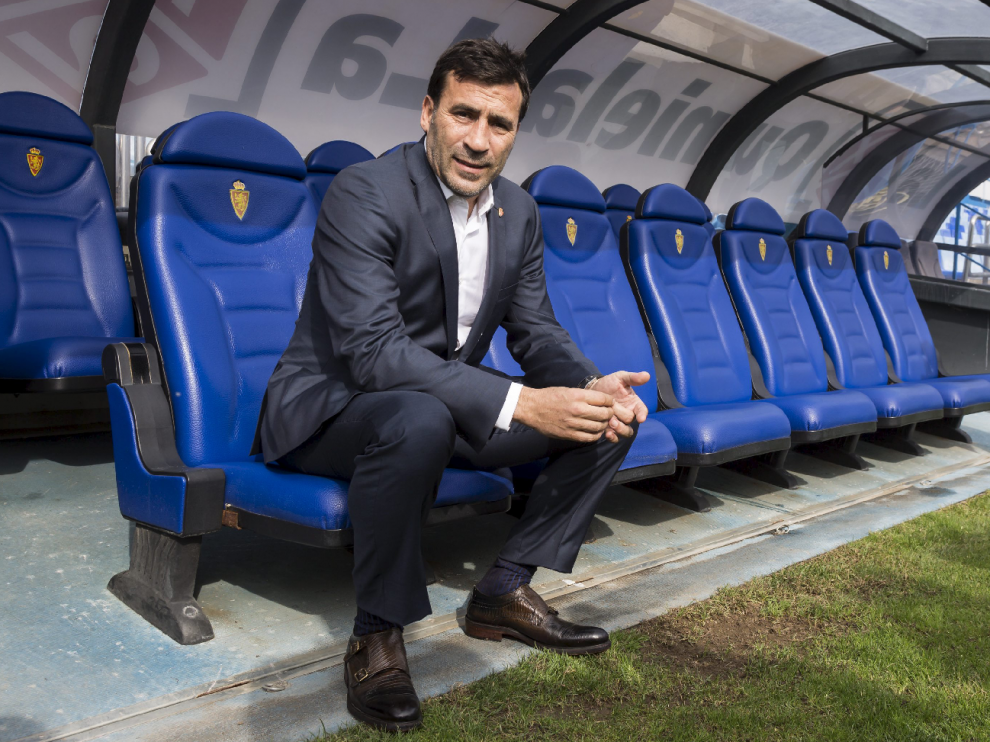 Raúl Agné, en su asiento en el banquillo del Real Zaragoza en La Romareda, tras la presentación oficial como entrenador del equipo aragonés.