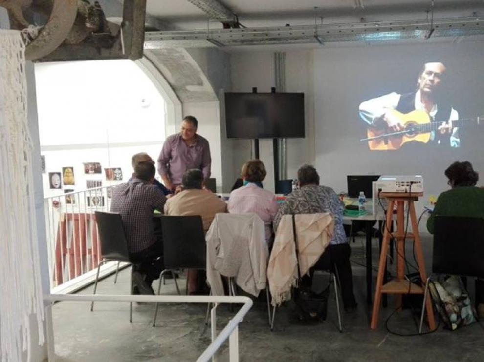 Una de las primeras sesiones del taller de iniciación al flamenco