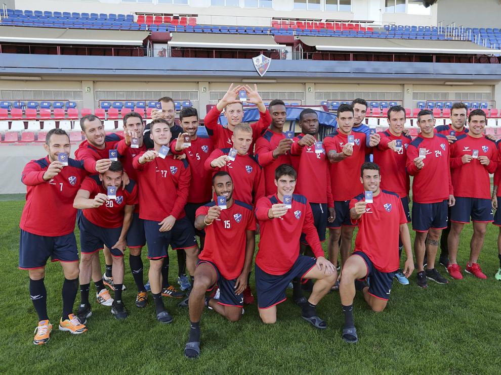 El feliz momento que atraviesa el equipo se dejó notar en las risas de los jugadores al hacerse la foto con sus carnés de socios.