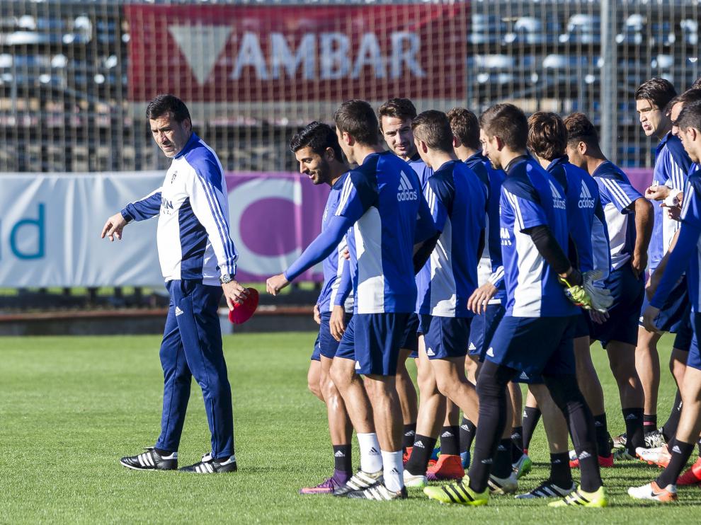Agné, delante del grupo de jugadores, en la sesión de entrenamiento de ayer en la Ciudad Deportiva.