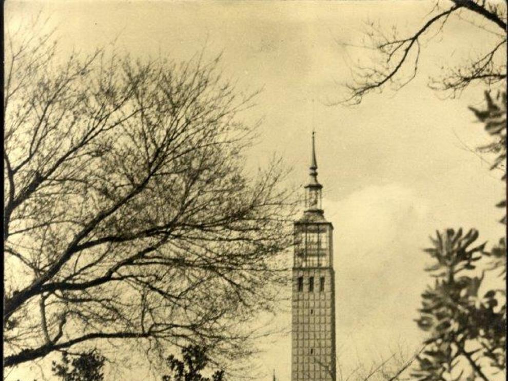 Feria de Zaragoza en su primera ubicación y actual sede de la Cámara (1941).