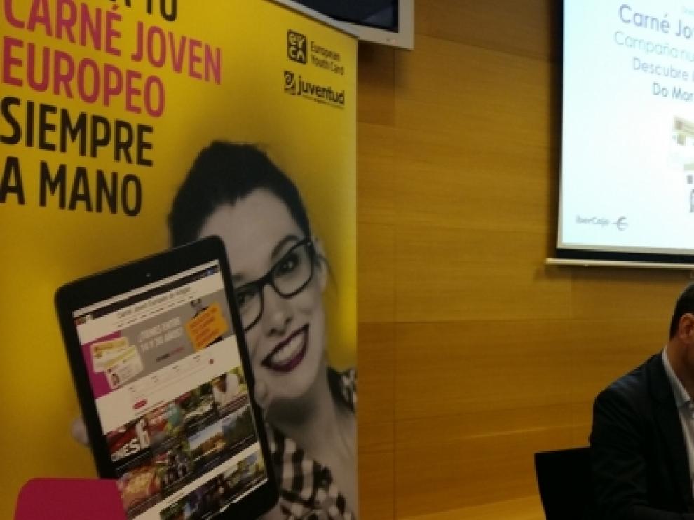 El director gerente del IAJ, Adrián Gimeno, durante la presentación de la nueva imagen del Carné Joven Europeo.