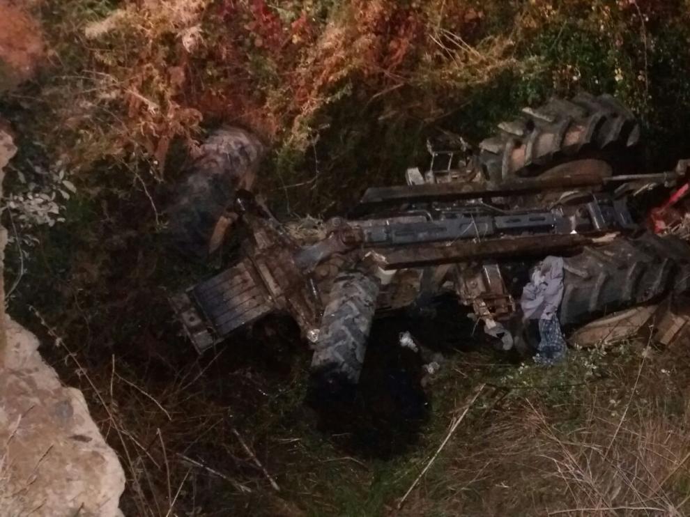 El vehículo agrícola con el que circulaba la víctima se salió de un camino, se precipitó a un canal y quedó volcado con las ruedas hacia arriba.