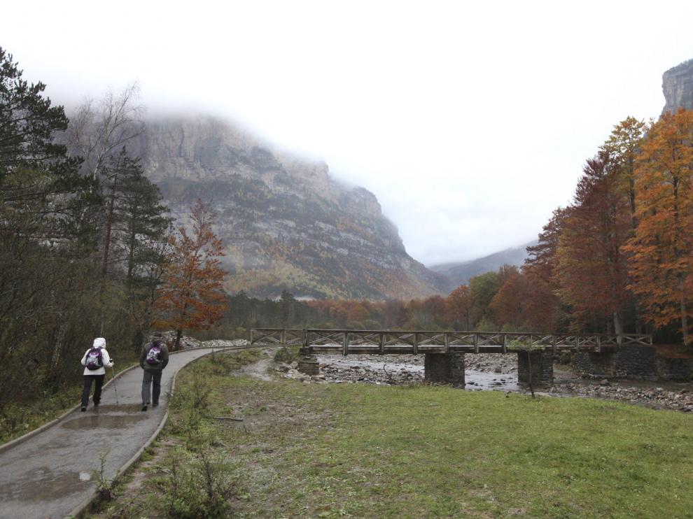 Dos senderistas caminan por el Parque Nacional de Ordesa (Huesca), en una imagen tomada el pasado otoño.