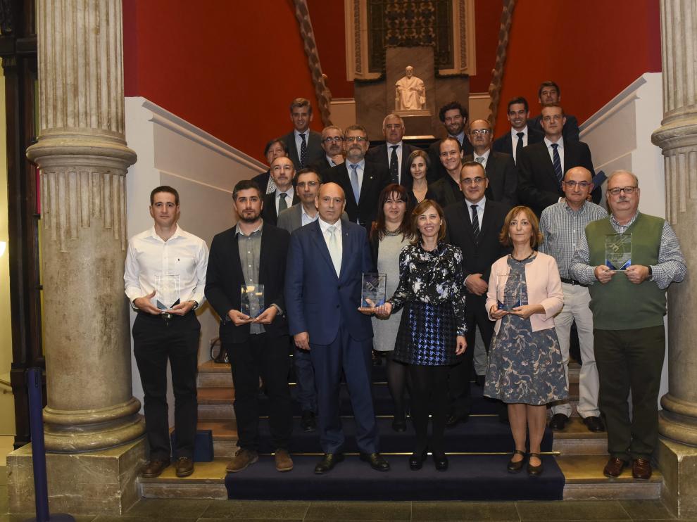 Ganadores, organizadores y patrocinadores de la segunda edición de los Premios Tercer Milenio, tras el acto de entrega.