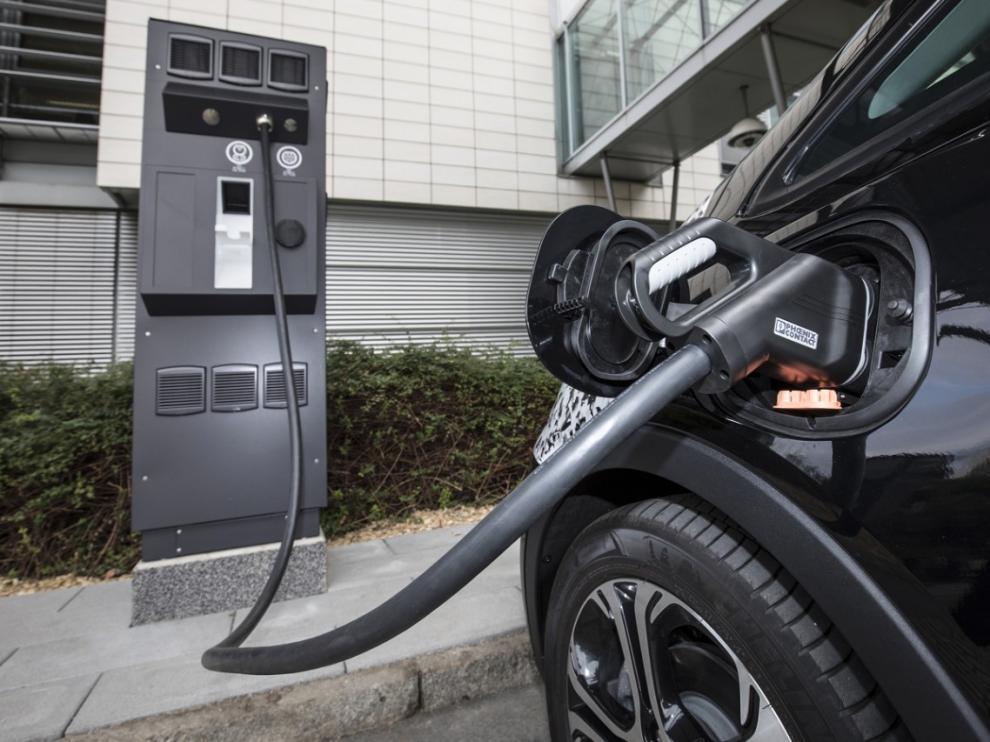 Con el cargador monofase suministrado con el coche se puede cargar tanto a 3,6 kW, como a 7,2 kW en estas estaciones de corriente alterna.