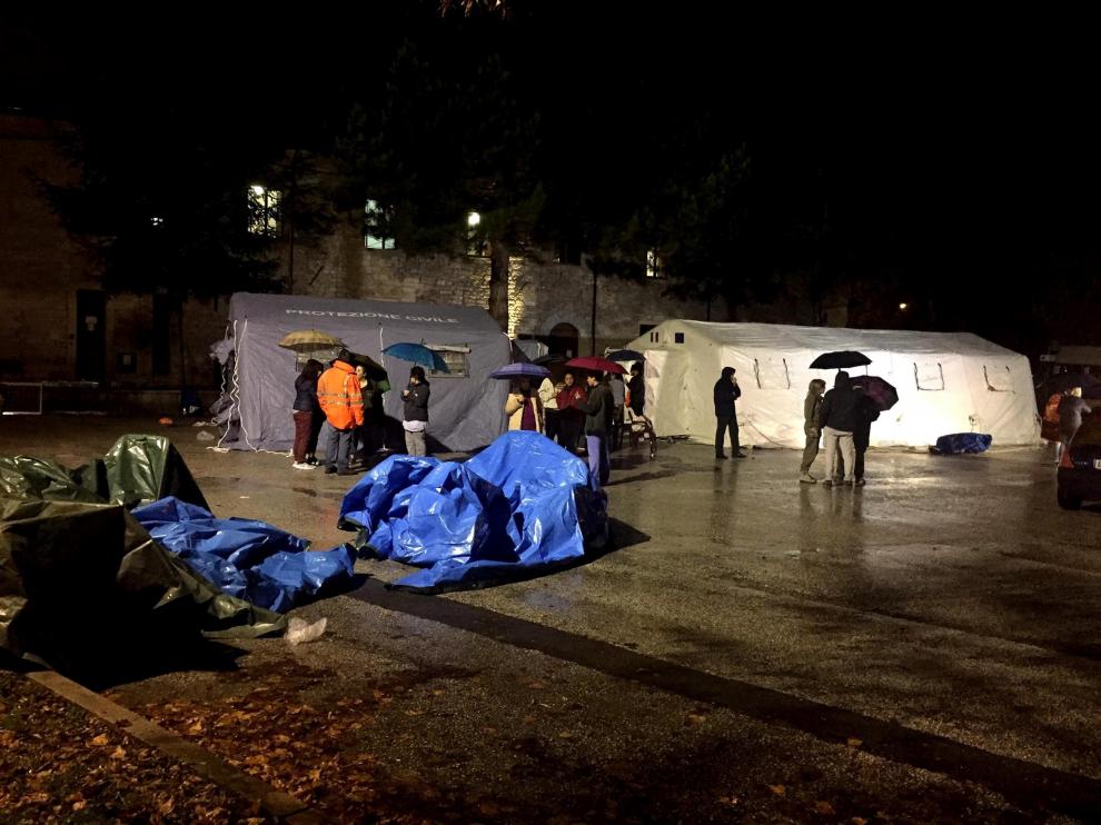 Varias personas evacuadas pasan la noche en tiendas de campaña en Camerino, Italia.