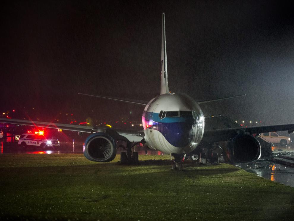 MIke Pence y otros pasajeros de la aeronave han sido evacuados por la parte posterior del avión.