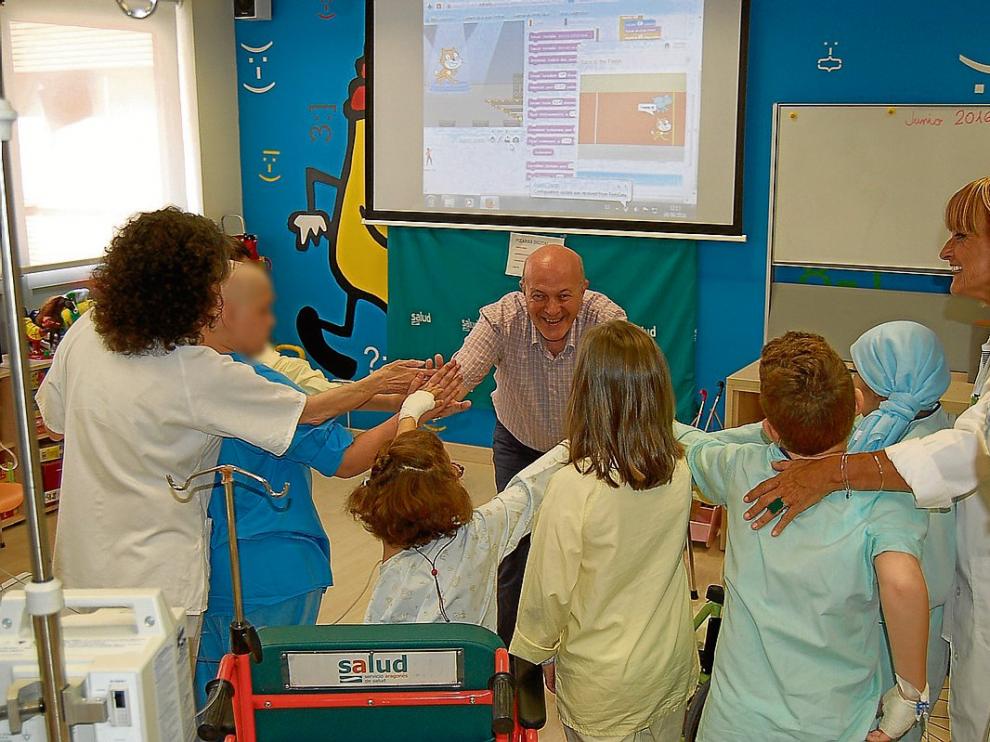 Los investigadores de la Universidad de Zaragoza llevan también la ciencia a los hospitales infantiles.