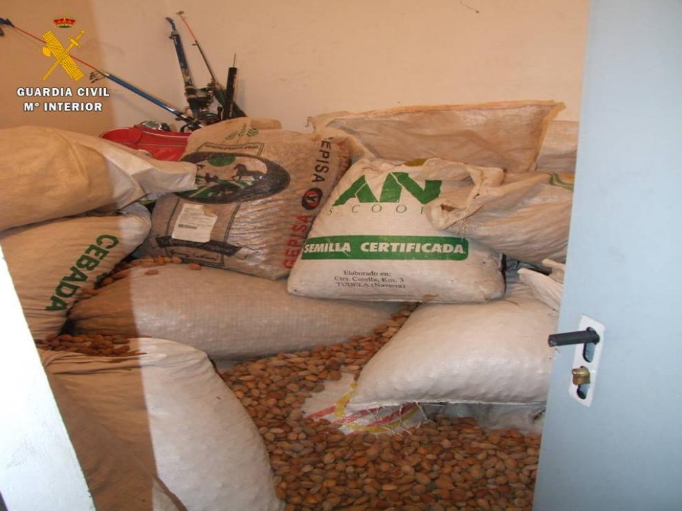 Parte de las almendras sustraídas.