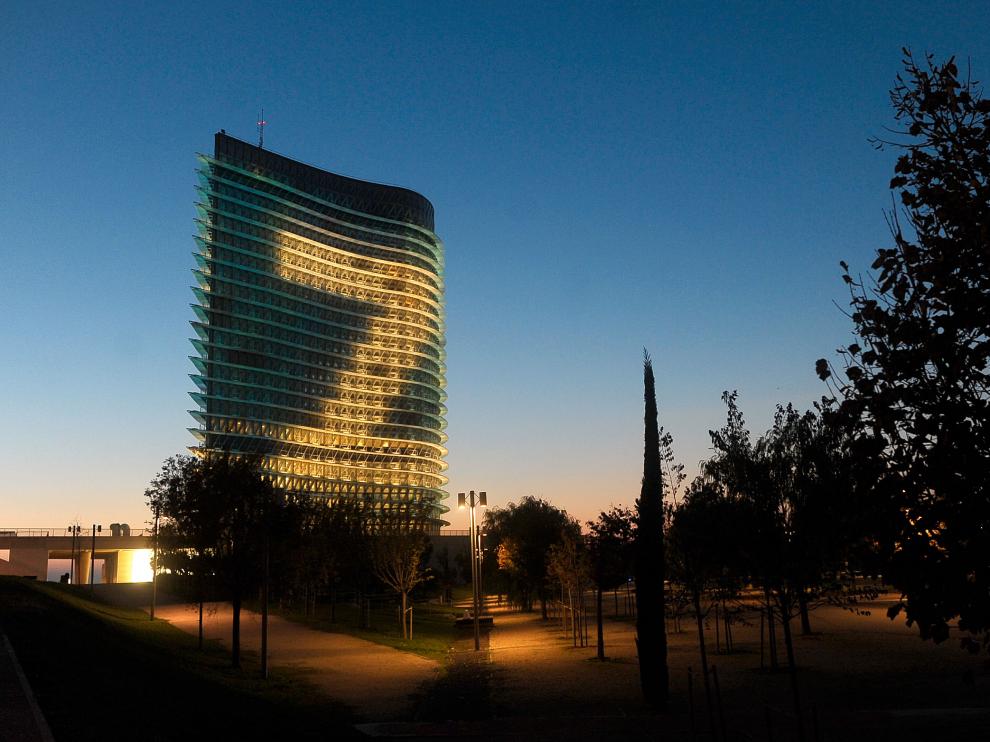 El congreso de enfermedades cardiovasculares celebrado en Zaragoza ilumina la fachada del emblemático edificio.