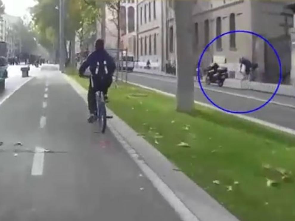 Momento en el que el motorista derriba al ciclista en la Gran Vía de Zaragoza.