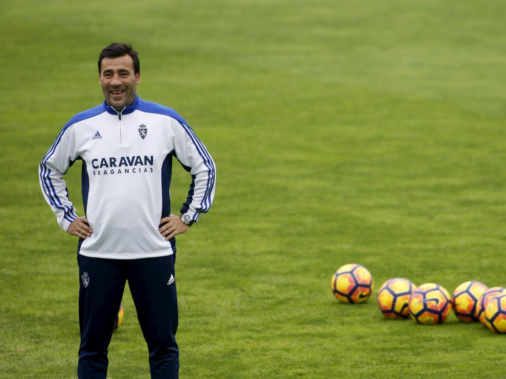 Un sonriente Raúl Agné dirigió ayer su primer entrenamiento en el estadio de La Romareda.