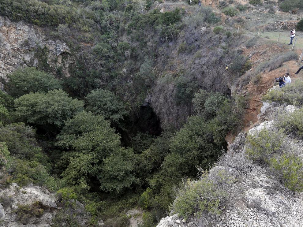 Varios cámaras de televisión toman imágenes de la sima donde agentes del Servicio de Protección de la Naturaleza (Seprona) han localizado el cadáver desnudo de una joven en las inmediaciones de la localidad valenciana de Chella.
