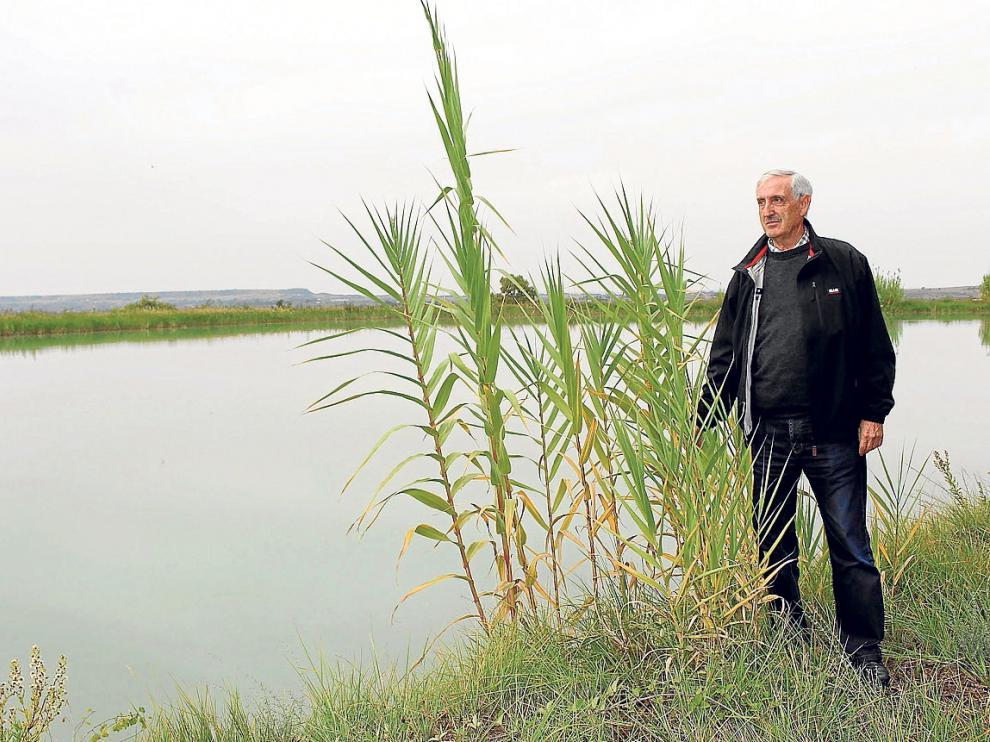 José Luis Pérez junto a una de las cientos de balsas particulares del sistema de riego.
