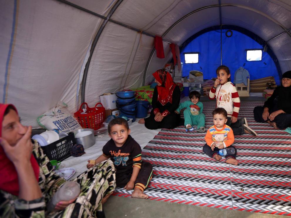 Varios niños en un refugio.