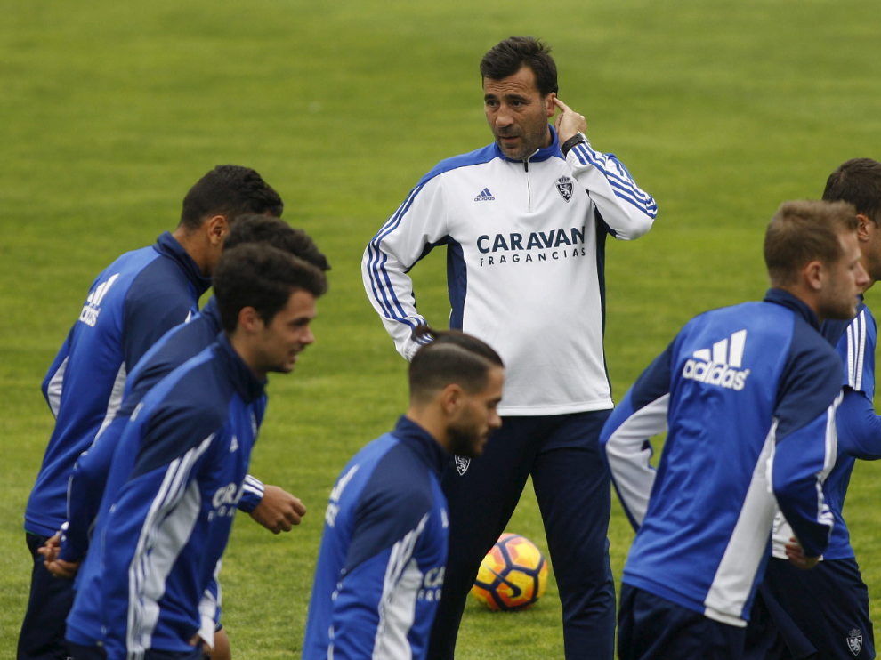 Raúl Agné y la plantilla del Real Zaragoza en el último entrenamiento de esta atípica semana, el del viernes en La Romareda.