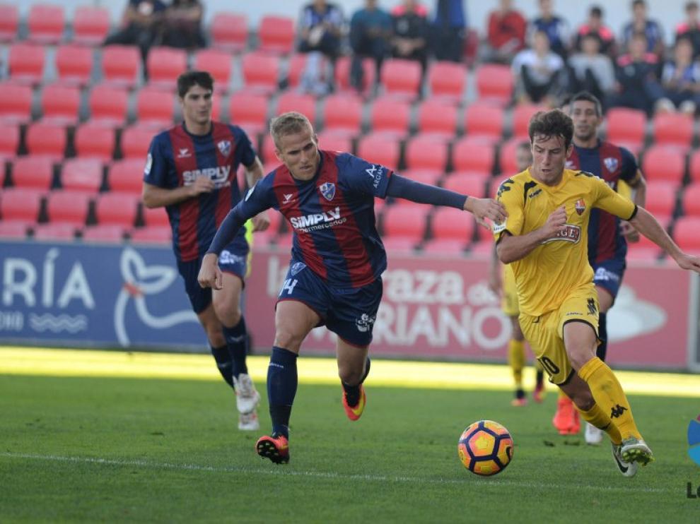 Samu Sáiz pelea por un balón con un jugador del Reus