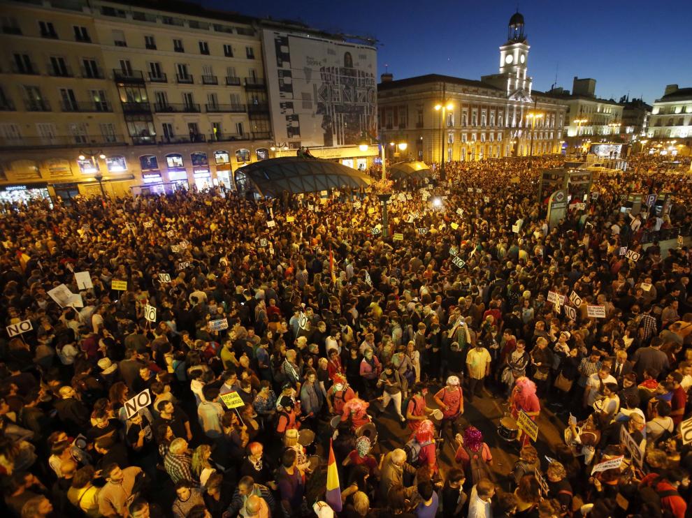 Miles de personas "rodean el Congreso" en contra de la investidura de Rajoy