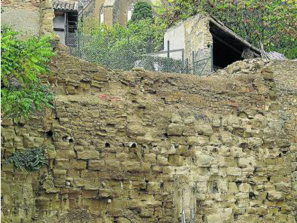 Tramo de muralla vallado desde hace meses por desprendimientos