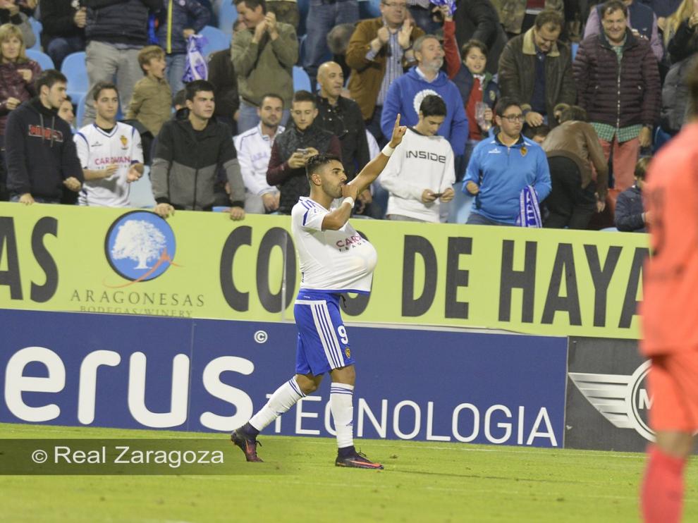 Con goles de Ros y Ángel, los aragoneses superan al Almería en un buen partido, con sufrimiento final a causa de otro penalti en contra.