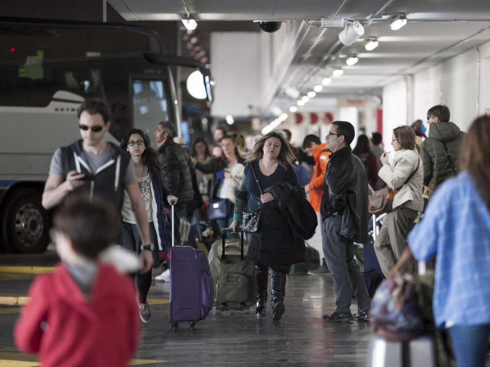 Viajeros en las dársenas de la estación de autobuses de Zaragoza.