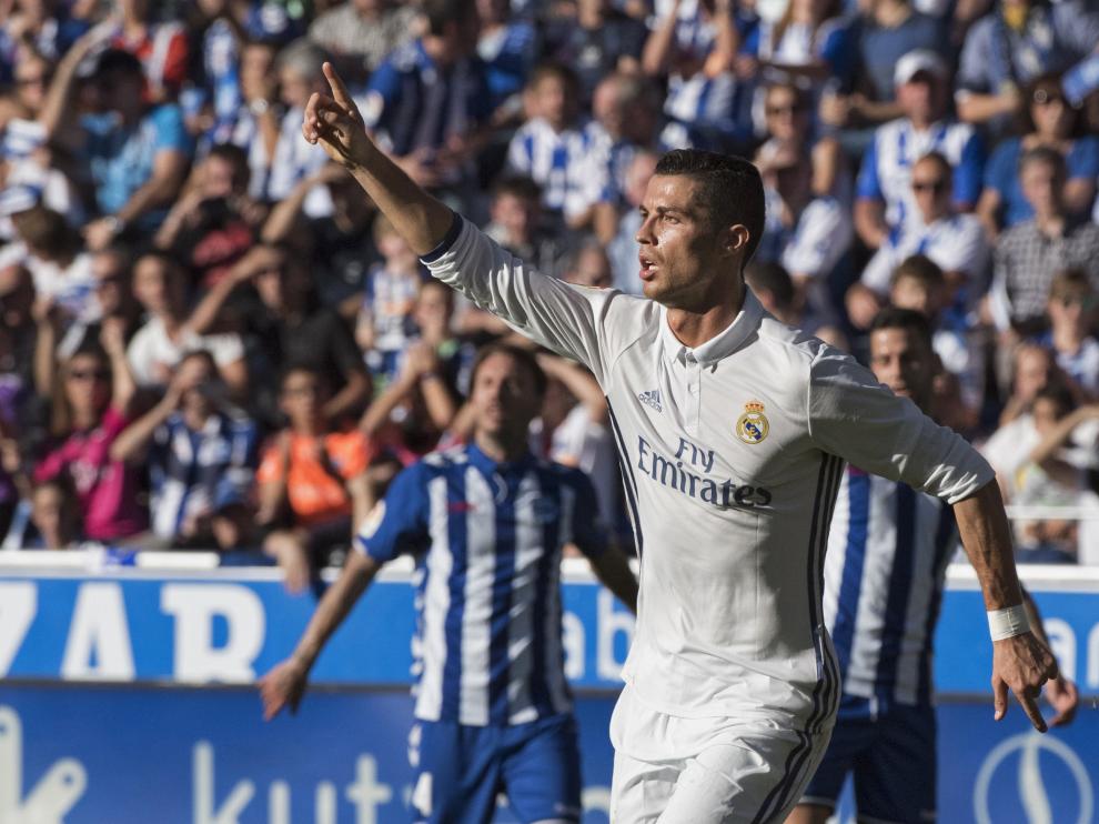 Cristiano celebra uno de sus tres goles en Mendizorroza
